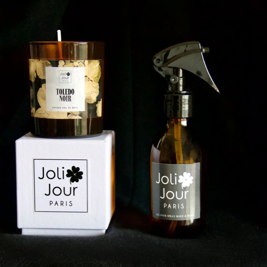 papier peint intissé de 100 x 100 cm par rouleau de 4 feuilles, soit 4 m2 en finition lessivable.