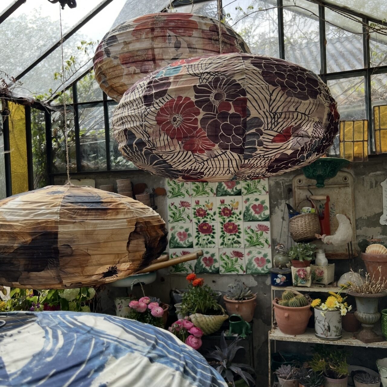 papier peint intissé de 48 x 48 cm, vendu par coffret de 16 feuilles pour couvrir 4 m2 en finition mate ou lessivable