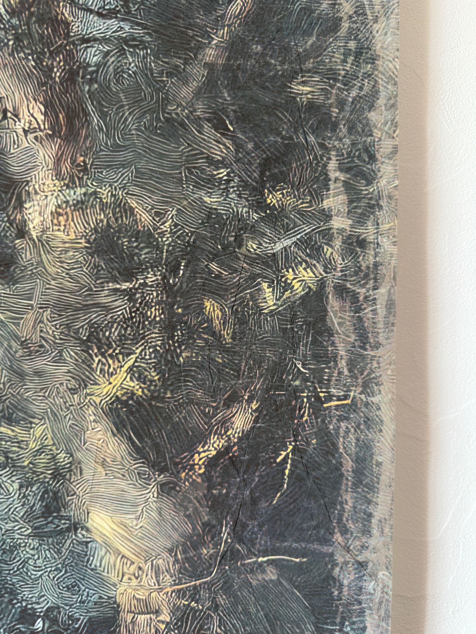 Toile à suspendre, imprimée sur papier froissé et plissé à la main